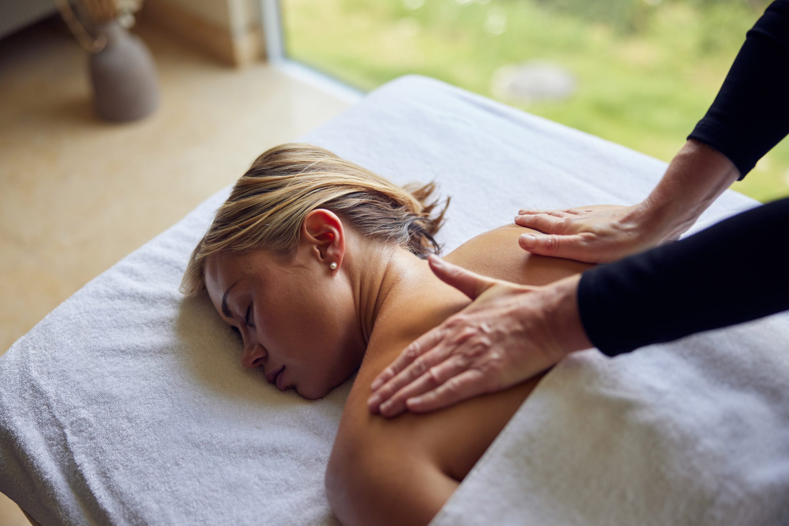 Coronet Ridge_SpaPersonMassage_LS_10