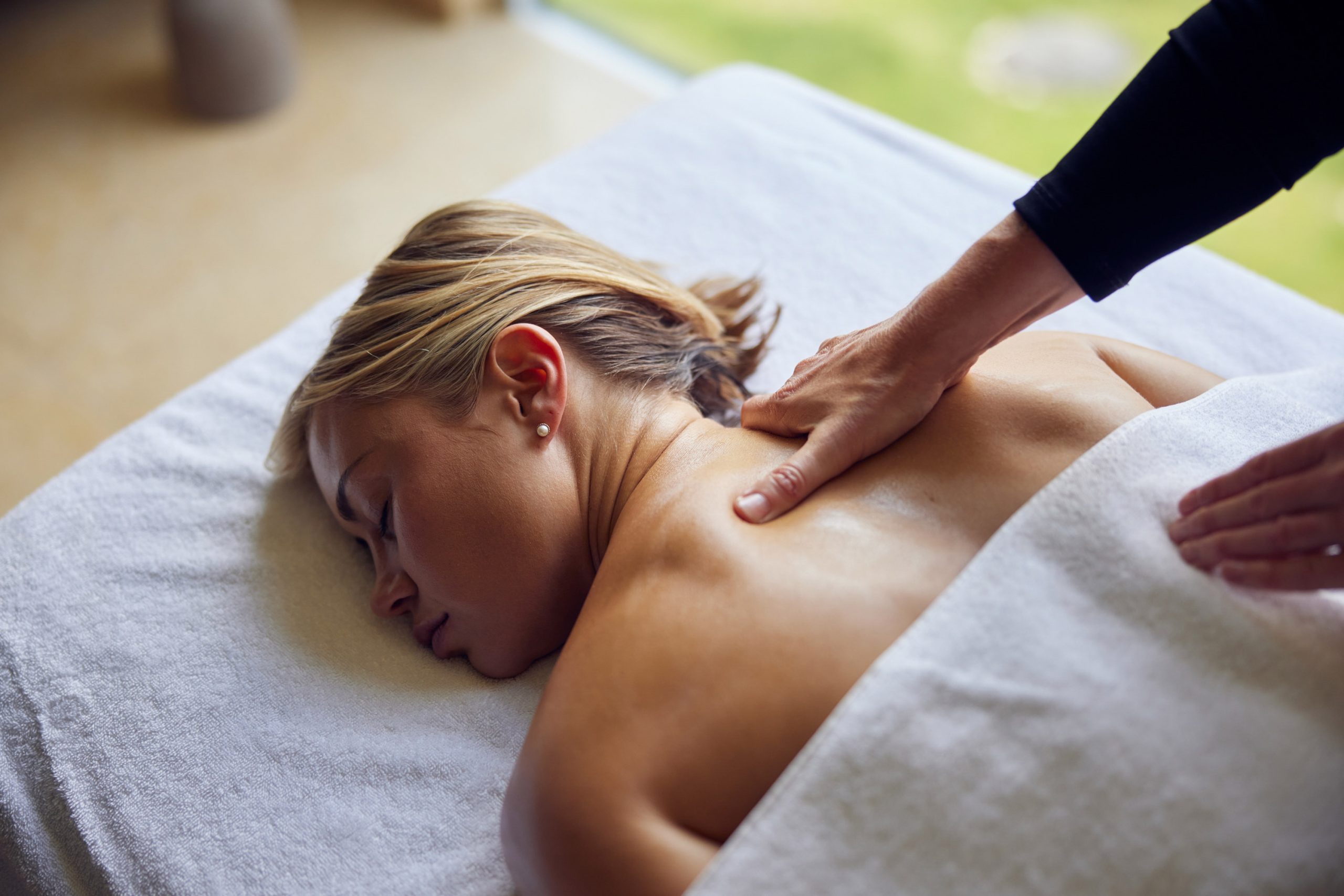 Coronet Ridge_SpaPersonMassage_LS_08